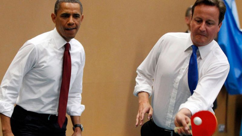 El presidente de EE.UU., Barack Obama, y el primer ministro británico, David Cameron, han jugado al ping-pong en una escuela de Londres.