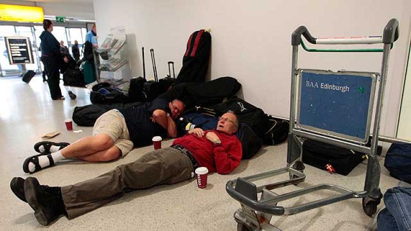  La nube de cenizas arrojadas por el volcán islandés Grimsvotn afecta al norte de Europa, especialmente a Suecia, Noruega y Alemania, donde las autoridades han decretado el cierre temporal de dos aeropuertos del norte. 