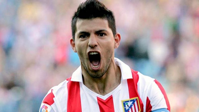 Aunque 'Kun' Agüero asegura que tiene ofertas de varios clubes y que lo único que tiene claro es irse del Atlético de Madrid, su compañero de equipo Ujfalusi dice que el argentino quiere fichar por el Real Madrid.
