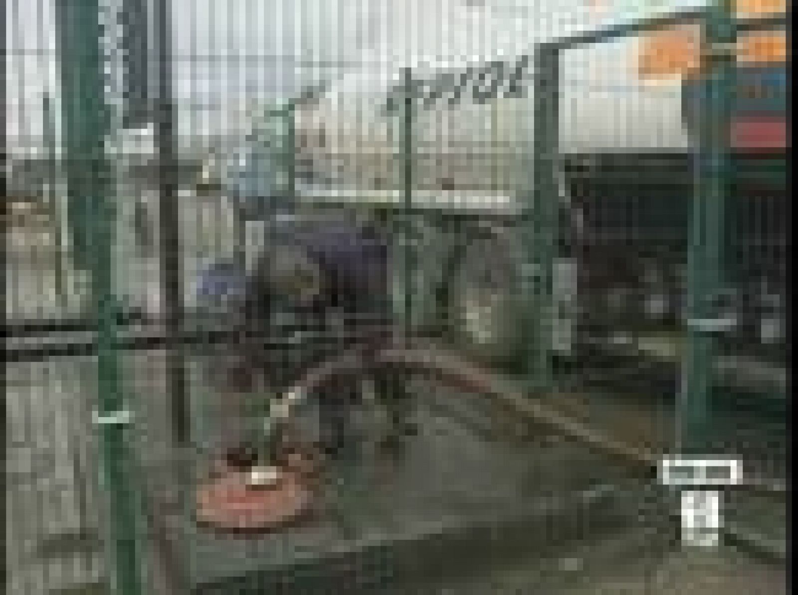 El alto precio del gasóleo y el bajo precio del pescado en origen lleva a los pescadores españoles a protestar ante el ministerio de Medio Marino, donde repartirán 20 toneladas de pescado, en el día en que inician una huelga indefinida por la crisis