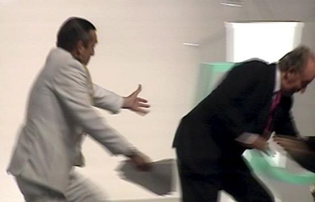 La 2 Noticias - No solo tropezó el Rey