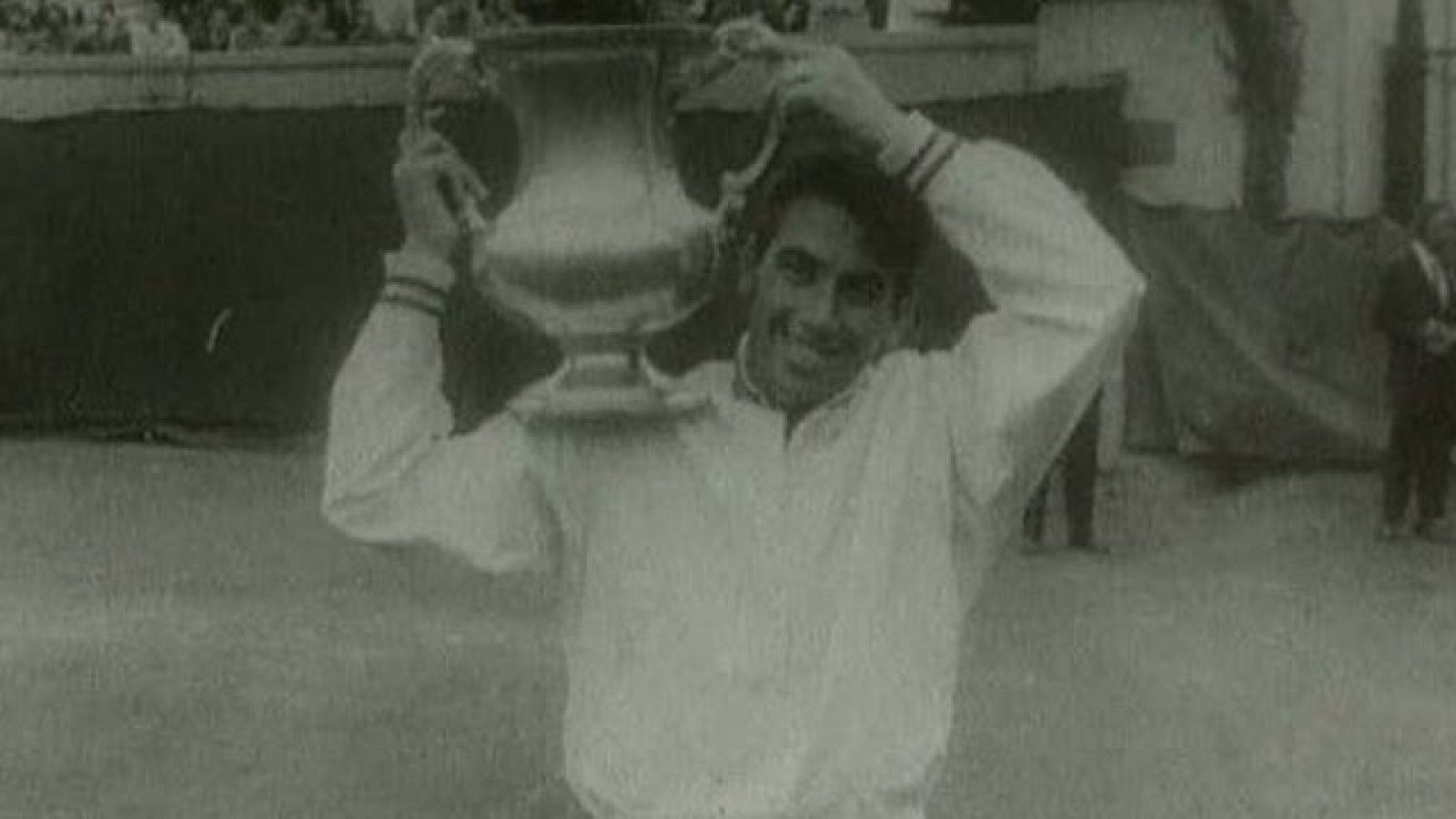 Manolo Santana gana en Wimbledon (1966)