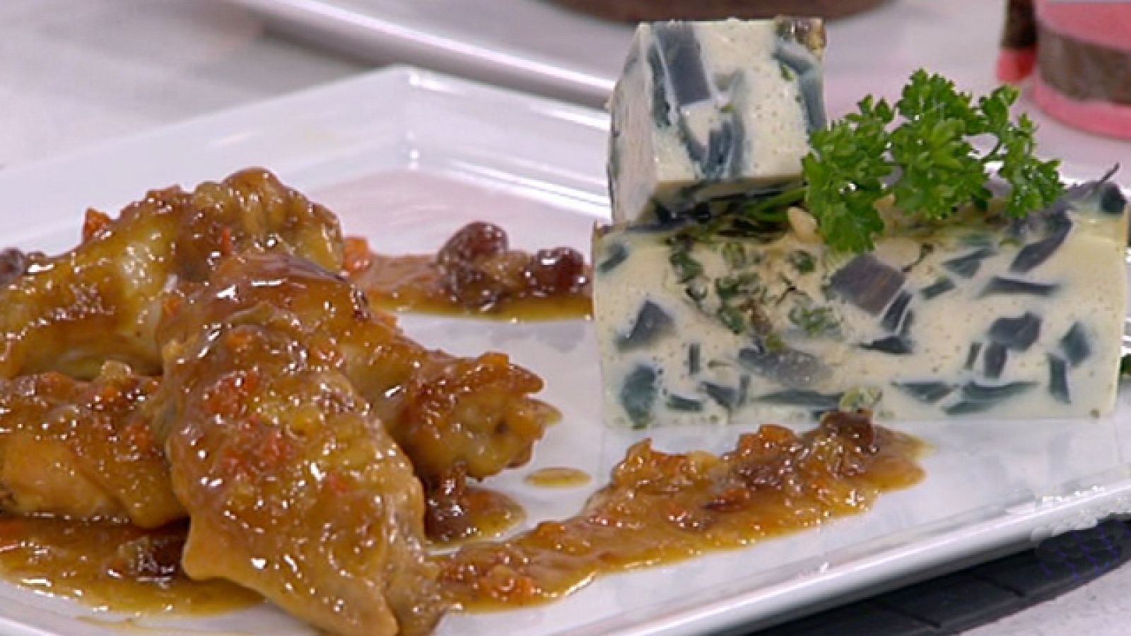 Alitas de pollo al jerez con pastel de lombarda