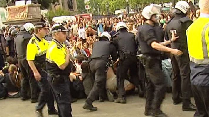  - Los Mossos d'Esquadra arremeten contra los acampados en la plaza de Cataluña