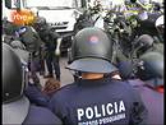 Los Mossos d'Esquadra intentan desalojar la plaza de Cataluña por la fuerza