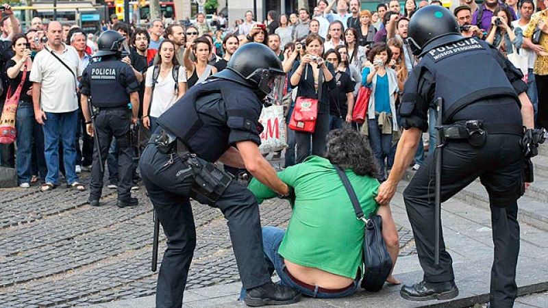Los Mossos d'Esquadra intentan desalojar la plaza de Cataluña por la fuerza