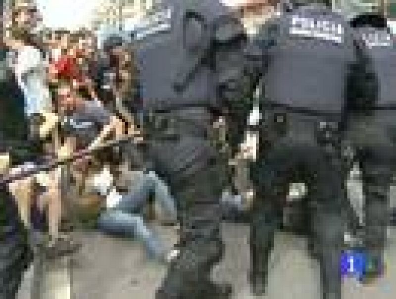 Enfrentamientos  entre los mossos d'esquadra y los acampados del 15-M en Barcelona