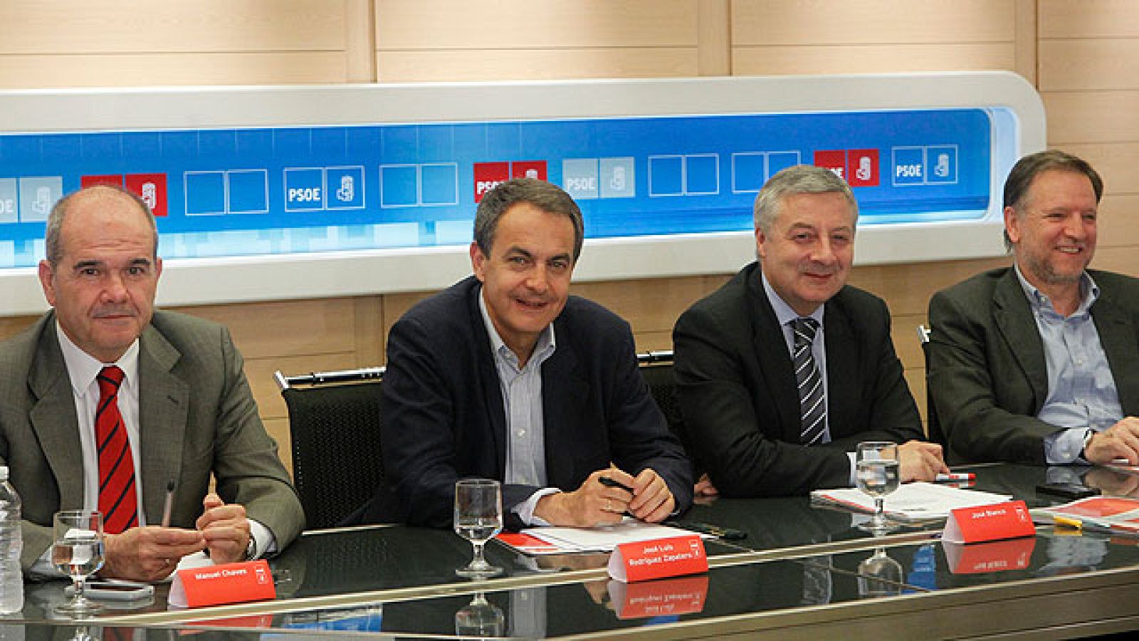 Diecinueve líderes territoriales junto a Zapatero en Ferraz