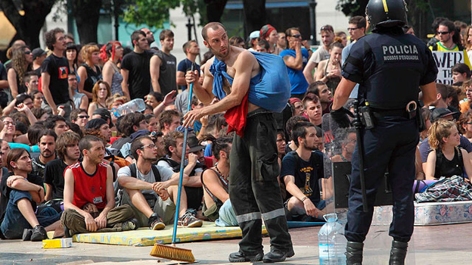  La Plaza de Cataluña vuelve a estar llena de gente tras el desalojo de esta mañana