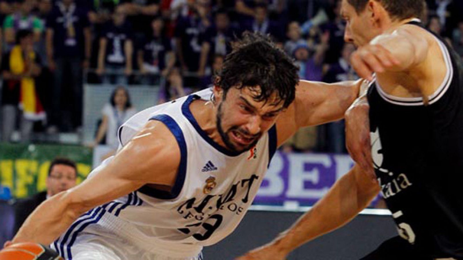 El equipo blanco ha derrotado por 78-67 a un sólido Bizkaia Bilbao y toma ventaja.