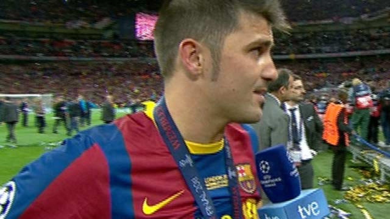 David Villa, feliz tras recoger la Liga de Campeones ante el Manchester United, dijo al final del encuentro en Wembley que dedicaba el triunfo a la afición, a su familia, a sus sobrinas y al hijo de su amigo Pepe Reina -Luca-, que es como si fuera ot
