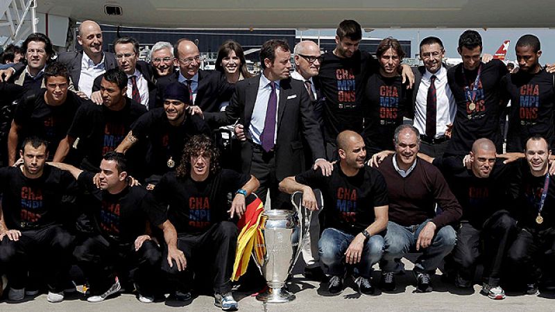 Llegada del Barcelona al aeropuerto del Prat, con la Copa de Europa bajo el brazo, recién aterrizados de su avión procedente de Londres, donde han coseguido su cuarta Champions.