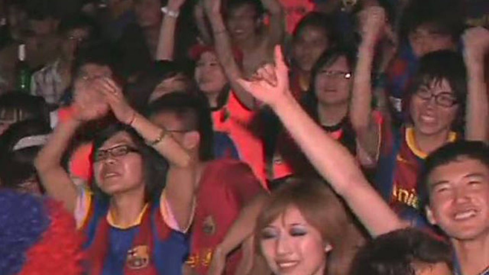 La victoria del Barcelona se vivió también con fervor en la lejana China, donde cientos de ciudadanos se vistieron de azulgrana y festejaron el título culé.