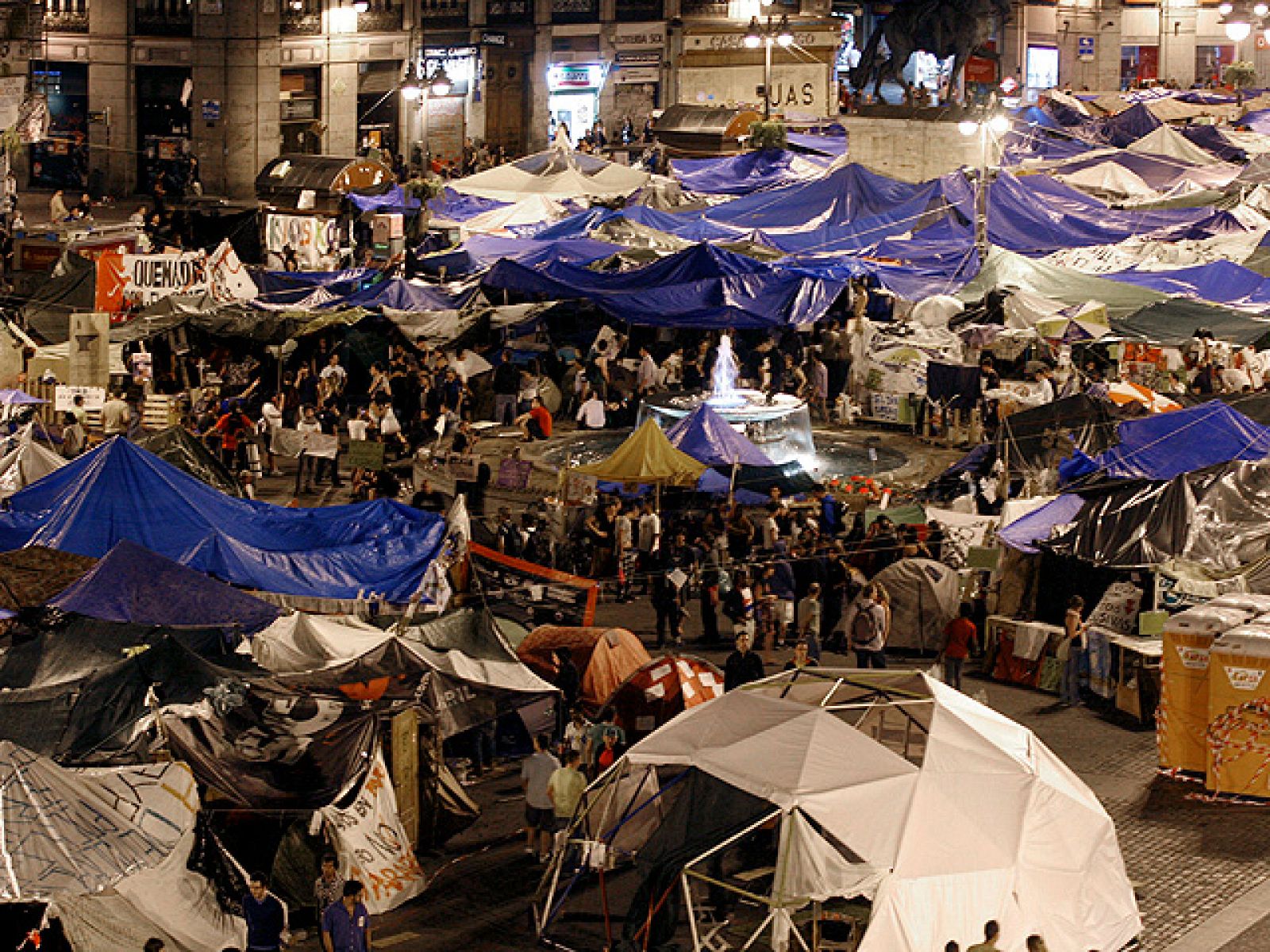 El Movimiento 15M de Madrid permanecerá acampado por el momento en Sol - Informativo 24h | Ver