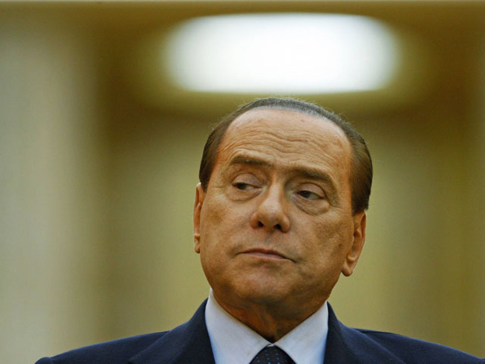 Berlusconi pierde su bastión, Milan, y no logra Nápoles