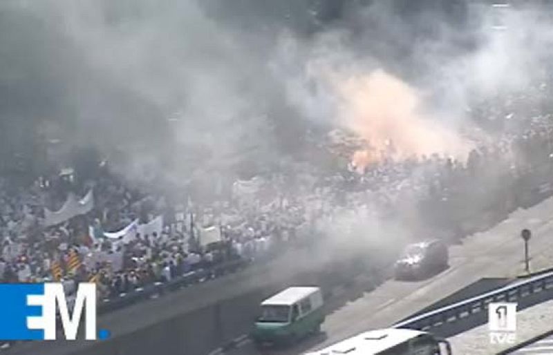 Información en directo desde el Ministerio de Medio Marino, Madrid, donde protestan miles de pescadores por la subida del precio del gasóleo y reparten 20 toneladas de pescado entre los viandantes.