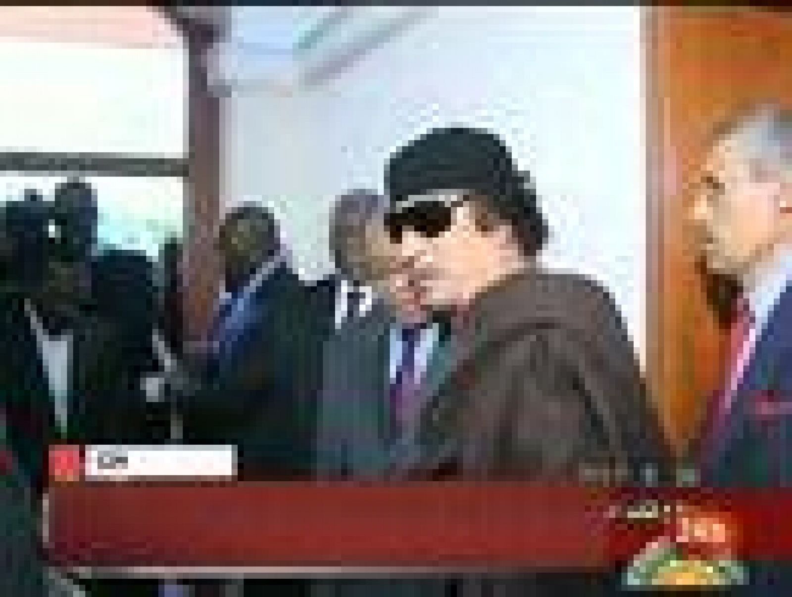  El presidente sudafricano, Jacob Zuma, ha visitado Trípoli y se ha reunido con el líder libio, Muamár al Gadafi este lunes para intentar buscar una solución negociada al conflicto entre los rebeldes libios y el régimen de Muamar al Gadafi. Esta ha sido la primera vez que el líder libio ha sido visto desde el pasado 11 de mayo. Zuma ha sido recibido a su llegada a Libia por el primer ministro libio, Baghdadi Mamudi, en el aeropuerto.