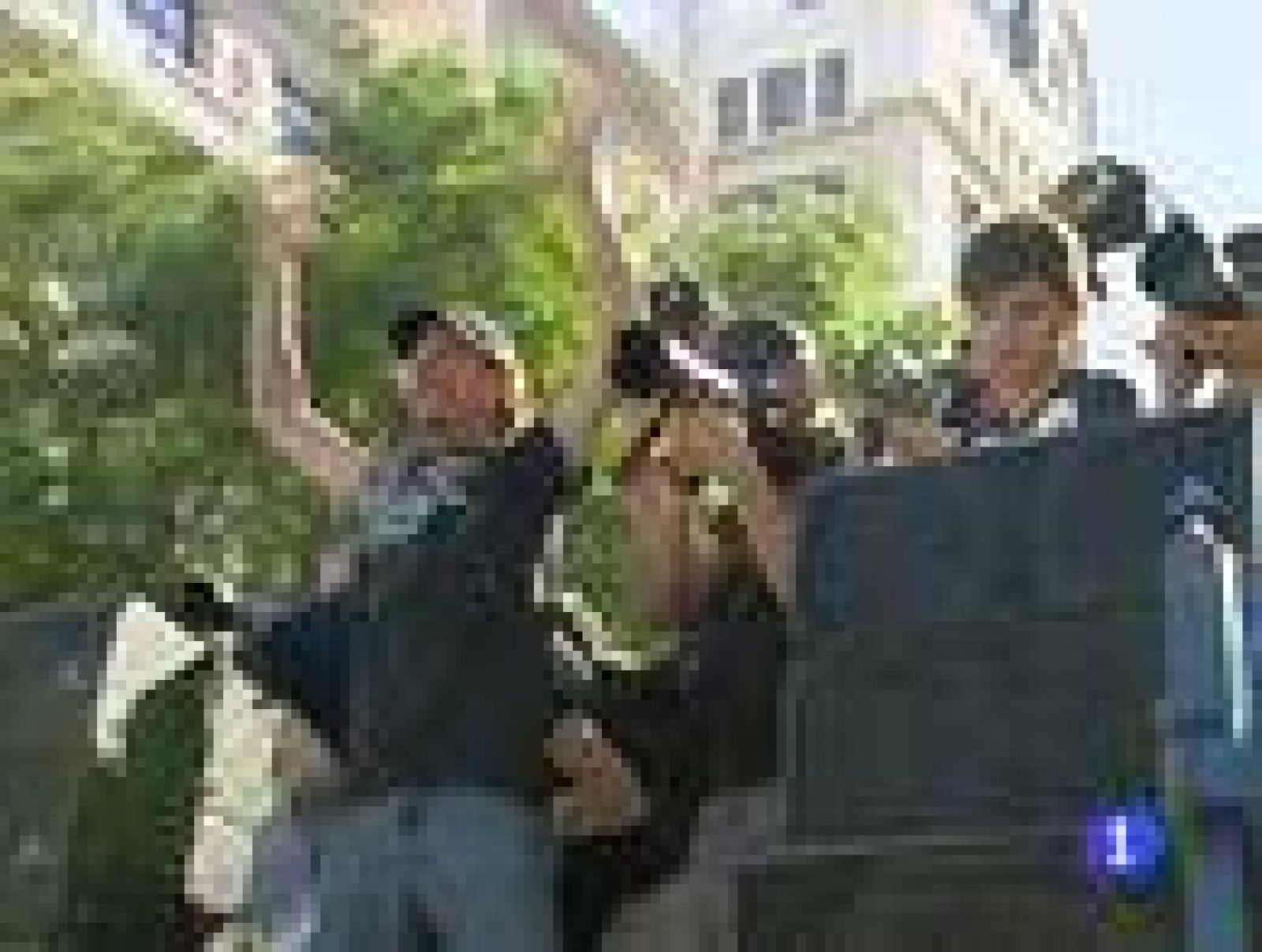 Las acampadas tuvieron su punto de partida el 15 de mayo, una semana antes de las elecciones, y se convocaron por internet. Hoy sus reivindicaciones siguen vivas, aunque ahora se plantean hacia dónde dirigirlas (01/06/2011).