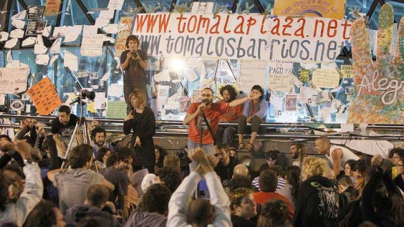  Las acampadas tuvieron su punto de partida el 15 de mayo, una semana antes de las elecciones, y se convocaron por internet. Hoy sus reivindicaciones siguen vivas, aunque ahora se plantean hacia dónde dirigirlas (01/06/2011).