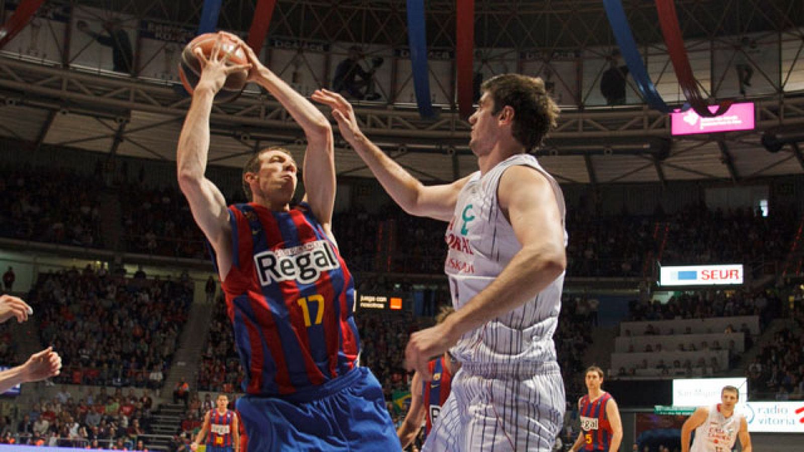 Baloncesto en RTVE: Caja Laboral 61 - 71 Regal Barça | RTVE Play