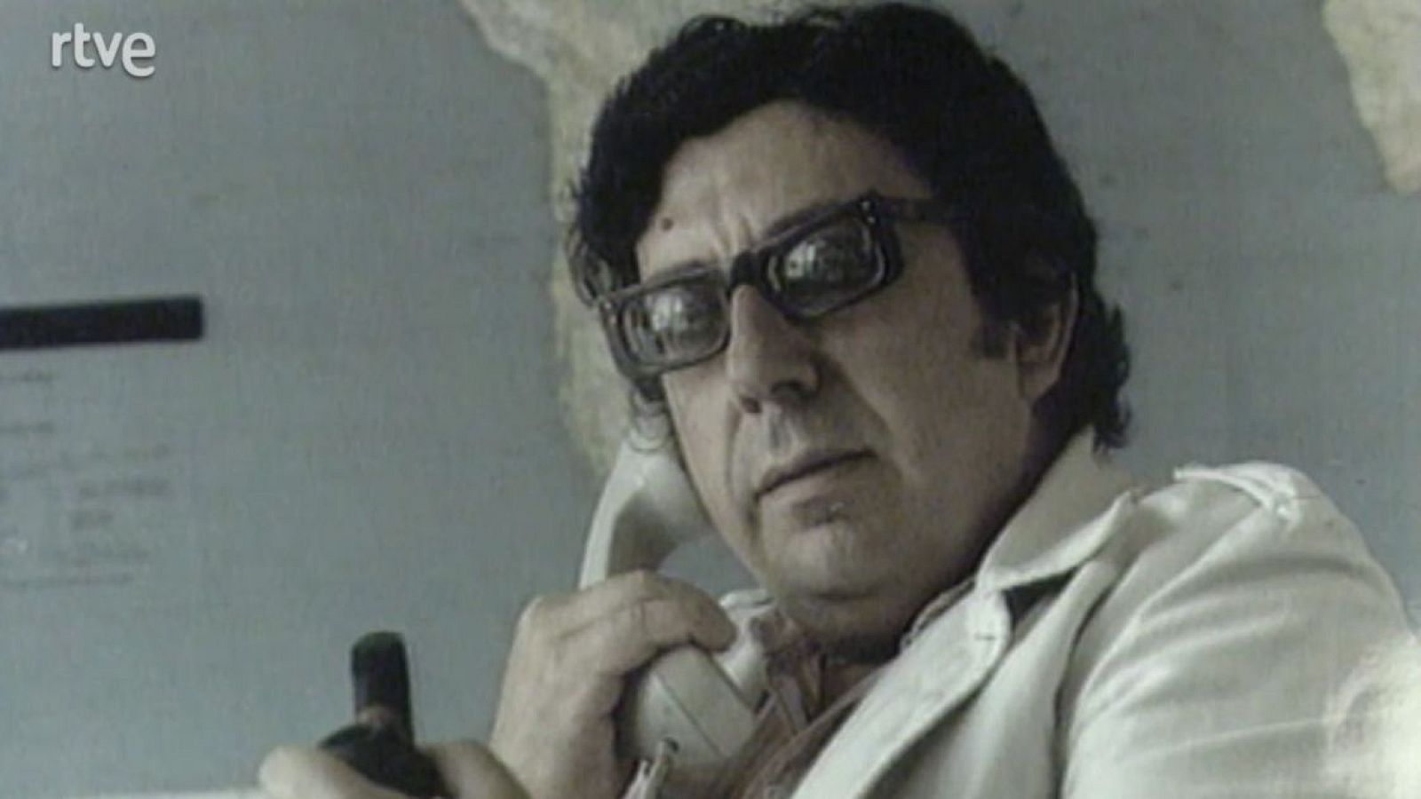  Reportaje de Informe Semanal emitido en 1999, después de 10 años de la aparición del sida en el mundo. Aún no se ha dado una solución médica a esta mortal epidemia.