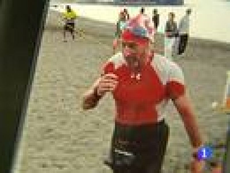 Un alto ejecutivo de un banco ganó hace unas semanas el Iron Man de Fuerteventura en su categoría. A sus 62 años se levanta a las cinco de la mañana para ir a correr, nadar y montar en bicicleta.