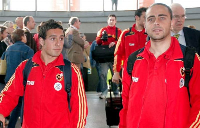 La selección española ya se encuentra en tierras andaluzas, lista para disputar el amistoso del sábado ante Perú. Luis Aragonés continúa haciendo pruebas con su once inicial y estudia incluir a Torre y Villa en la delantera del equipo.