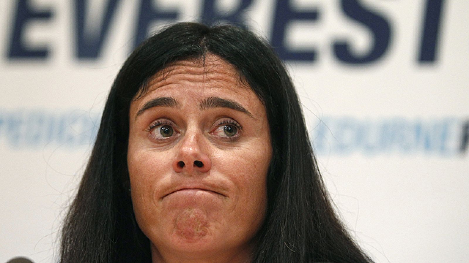 La alpinista ha regresado a España tras su fallida ascensión al Everest. "De ninguna manera la participación en el rescate de Juanito ha sido la causa principal. Juanito habrá interpretado mal. Se está haciendo mucho daño al alpinismo español", ha af