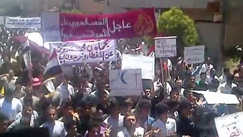  Más de 30 personas han muerto por los disparos de las fuerzas de seguridad contra manifestantes en la localidad siria de Hama, según un grupo opositor, que indica que los hospitales de la zona han perdido el control de la situación por la falta de s