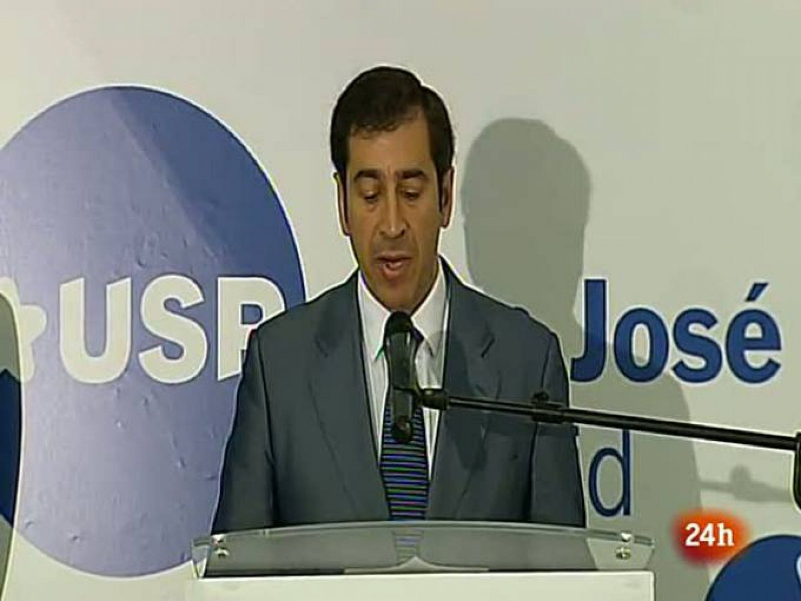 El rey recibe el alta hospitalaria y ya "camina con muletas con autonomía"