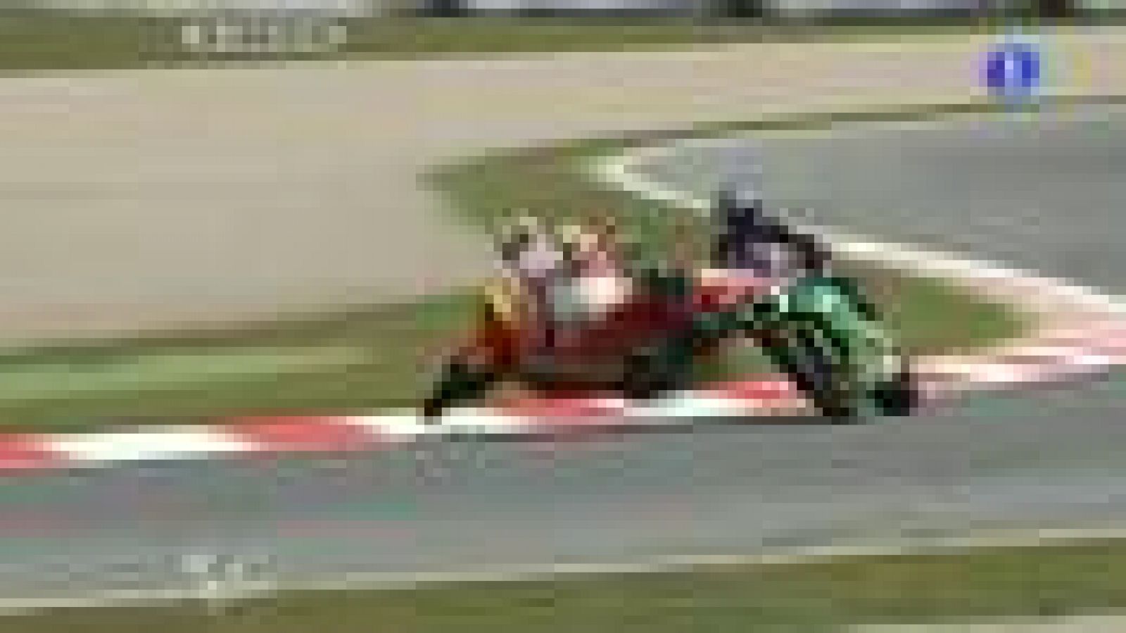 El turco Kenan Sofuoglu ha tirado a Julián Simón y ha tenido una caída muy muy fea cuando iba segundo en la carrera de Moto2.