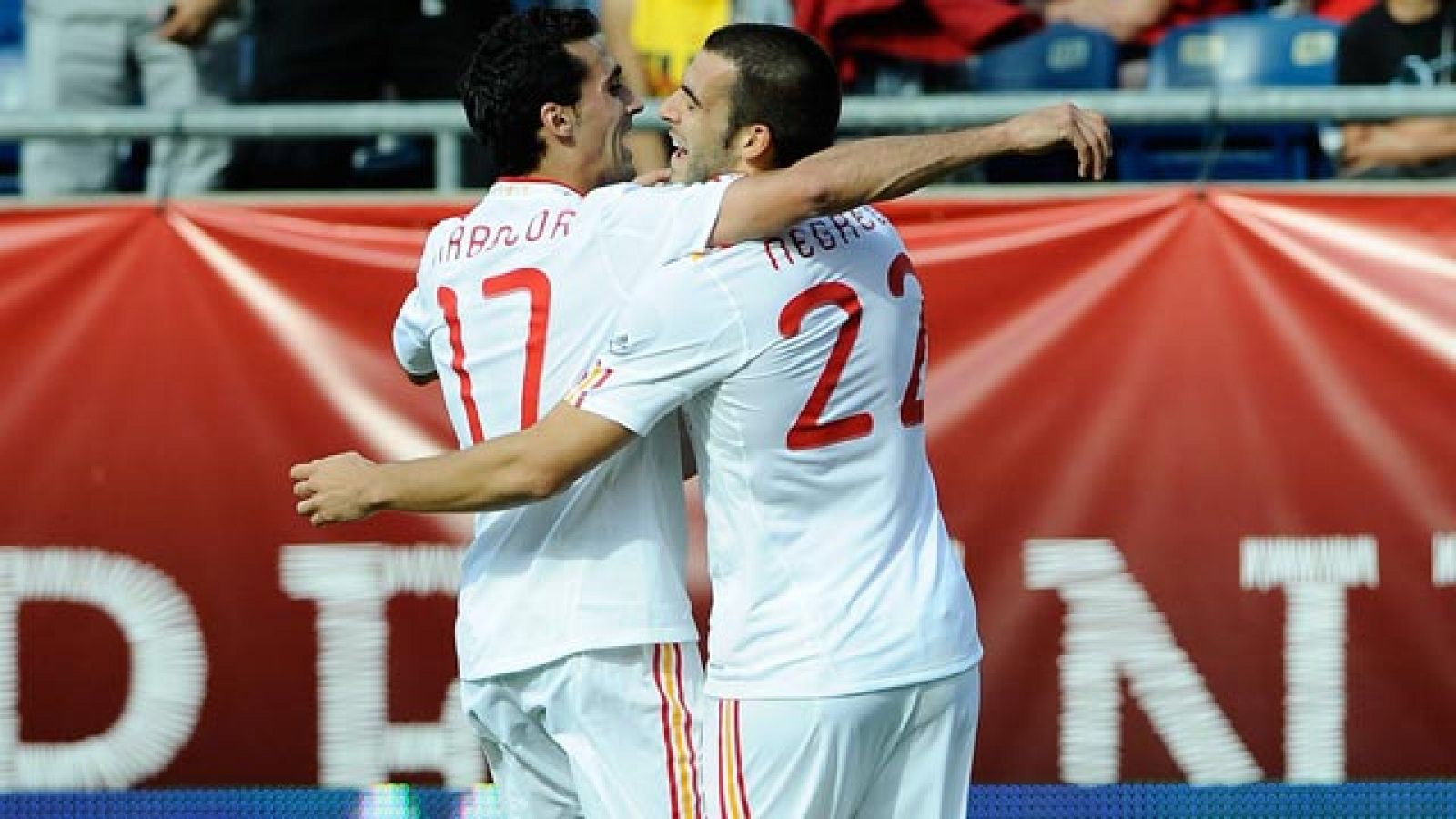 Pase largo de Xabi Alonso, desmarque de Negredo quien con un tiro potente ha puesto el segundo del partido.