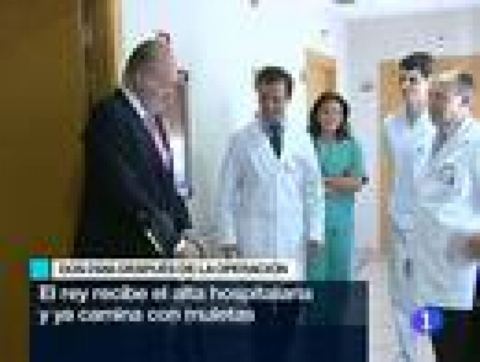 El rey bromea con sus muletas tras salir del hospital