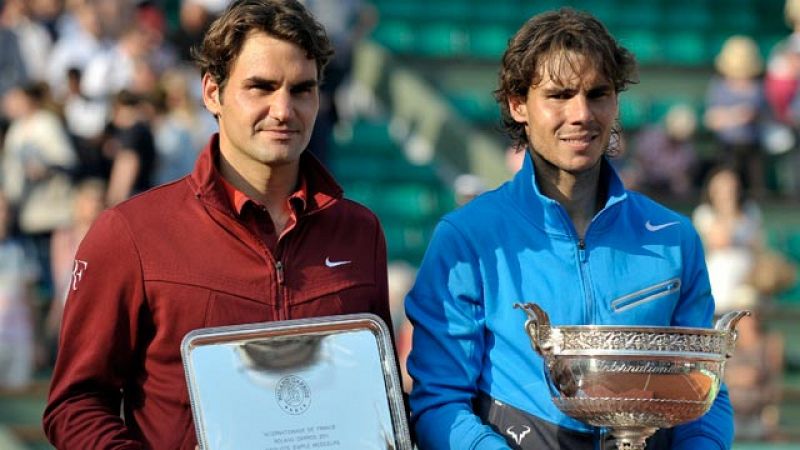 Ceremonia de entrega de trofeos de Roland Garros 2011 tras la final masculiina que Rafa Nadal venció sobre Roger Federer