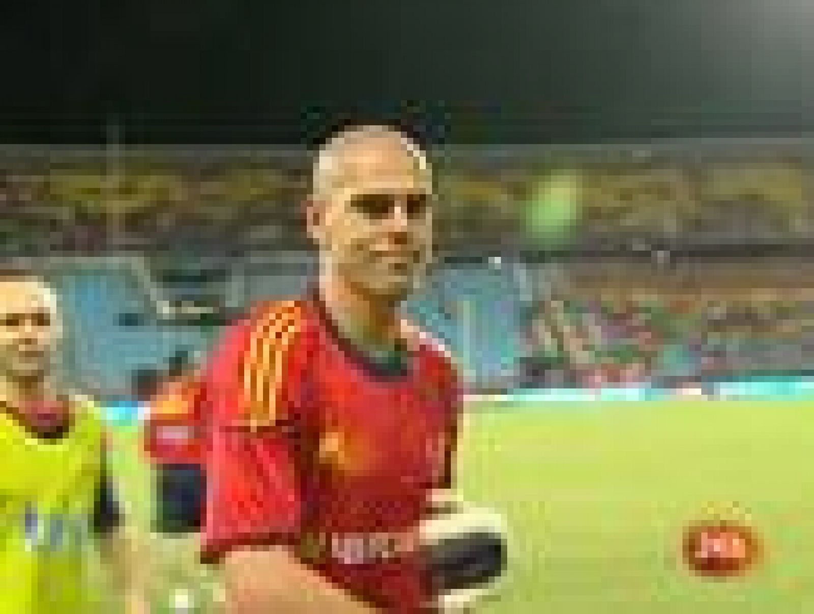 La selección española se enfrenta esta noche a Venezuela con Victor Valdes y Manu del Moral como principales novedades en el once inicial de Vicente del Bosque.