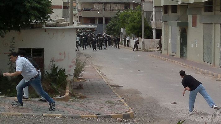 Continúan los enfrentamientos en la ciudad siria en la que el lunes murieron un centenar de policías