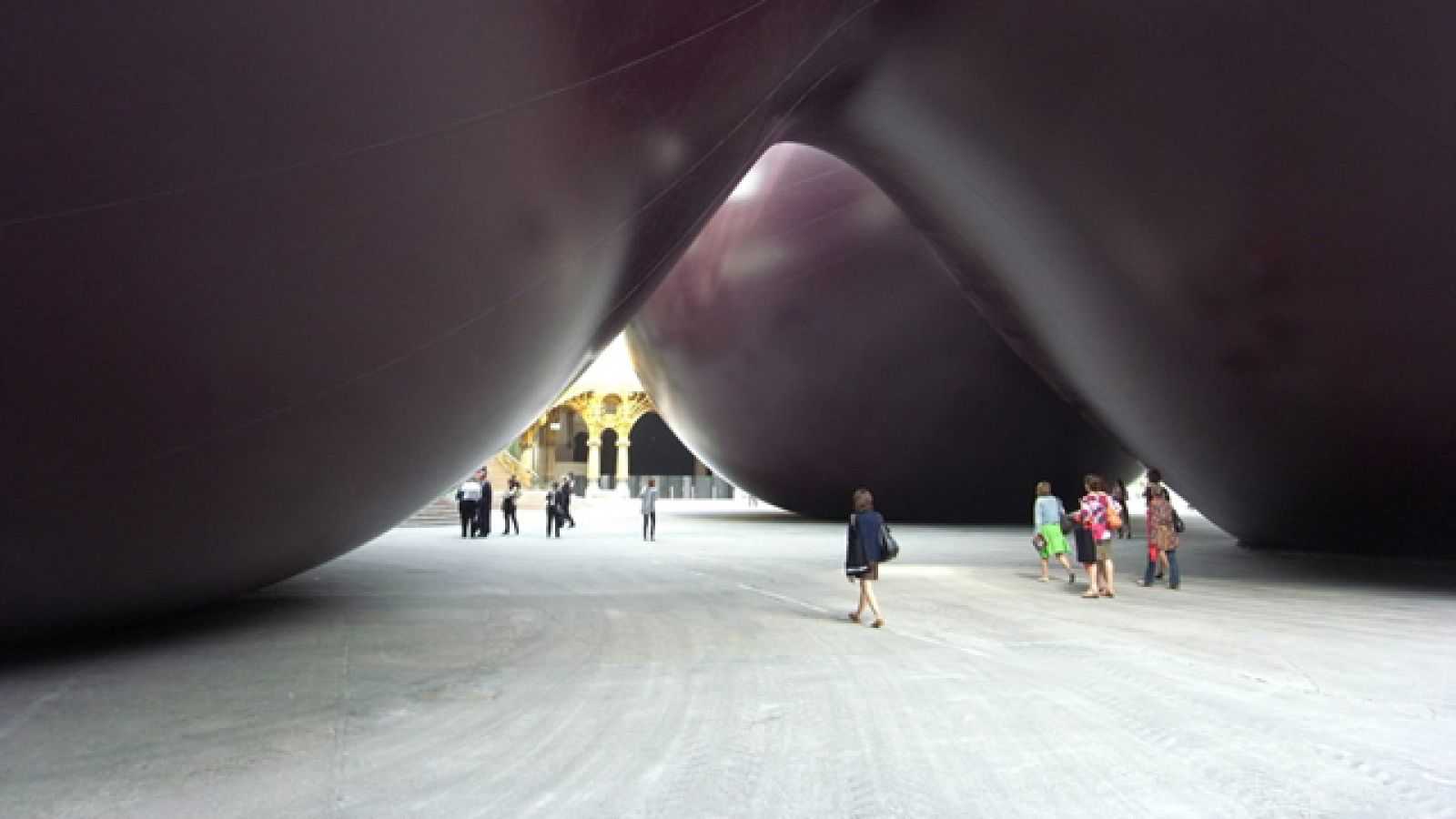 On Off: Las entrañas de la escultura