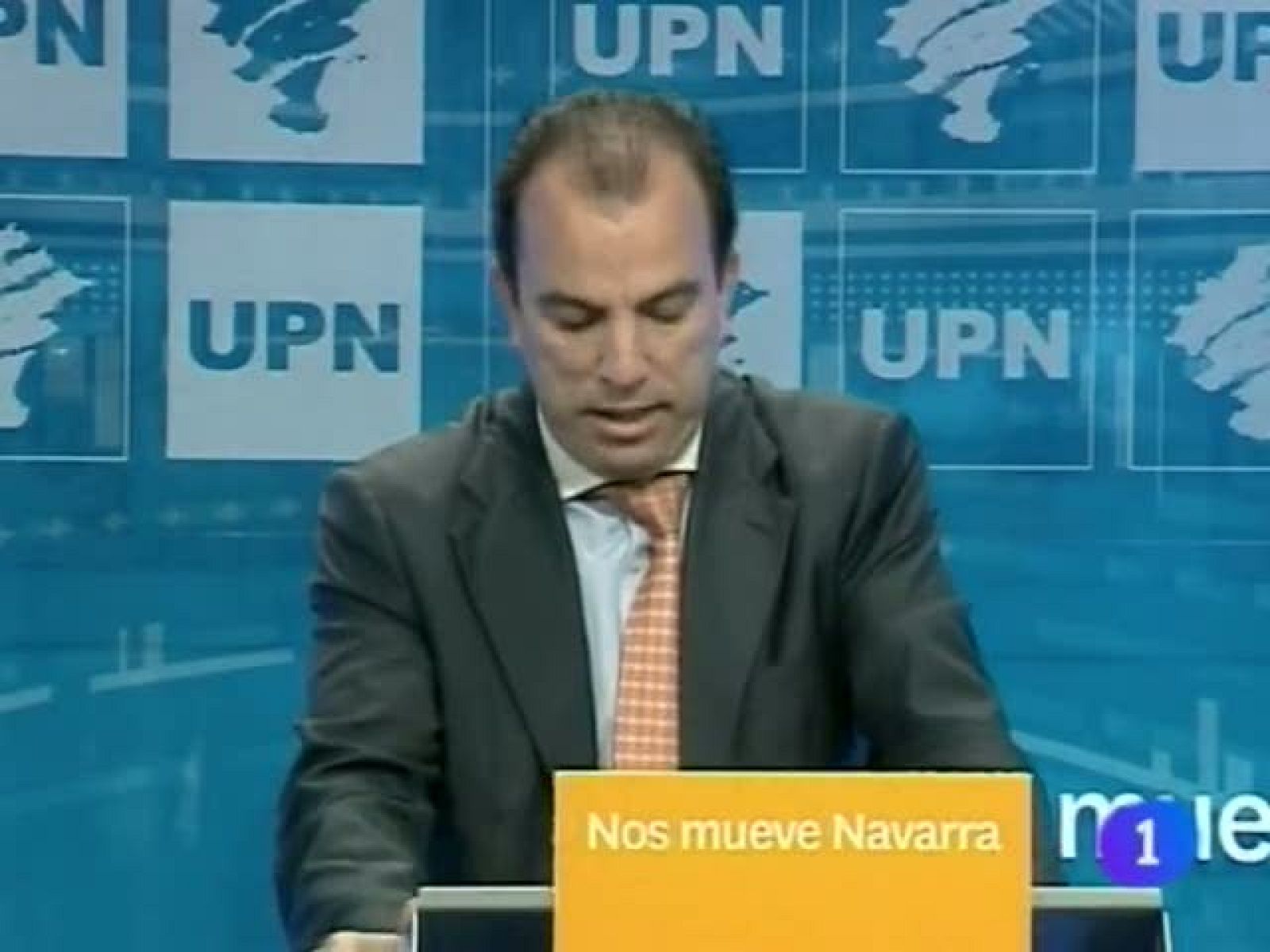   UPN no comprende la dilación de los socialistas navarros a la hora de fijar pactos. Lo señalan sus dirigentes el día que el PSN ha comenzado su ronda de contactos con el resto de partidos parlamentarios. Aparece en Lodosa con un tiro en la cabeza el cadáver del joven desaparecido días atrás. Reportaje con Josetxo, jugador recientemente retirado de osasuna.