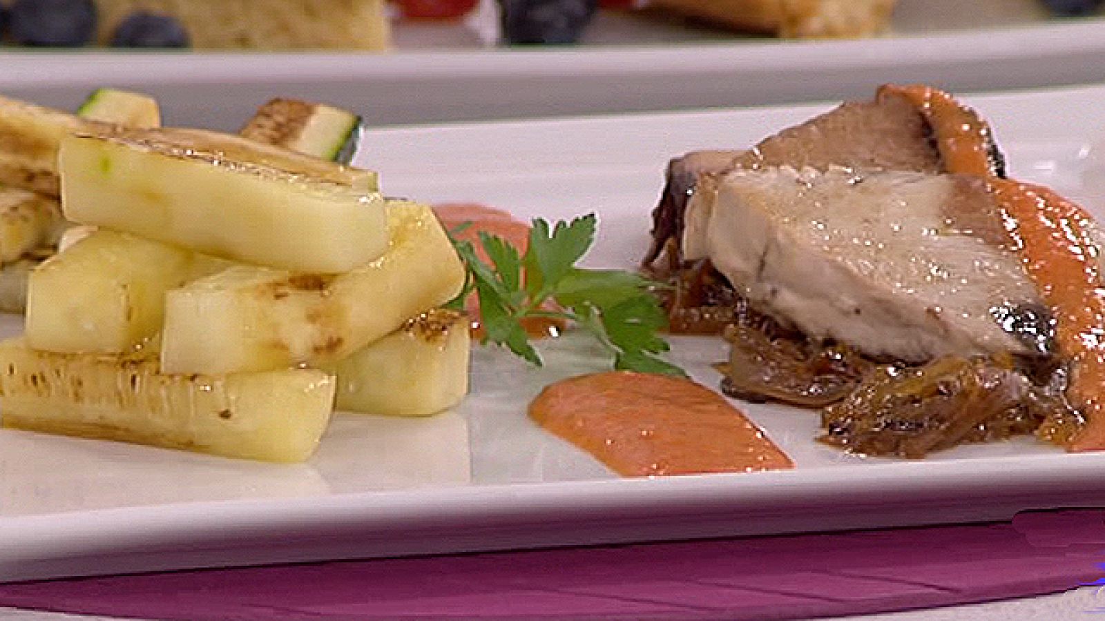 Receta de Atún con salsa romesco con pepino a la plancha