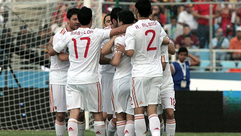 España se ha impuesto con claridad a Venezuela con un 0-3 gracias a su efectividad a balón parado y a la mala noche del cancerbero 'vinotinto' Vega, que no ha estado acertado en los tantos españoles, marcados por Villa, Pedro y Xabi Alonso.