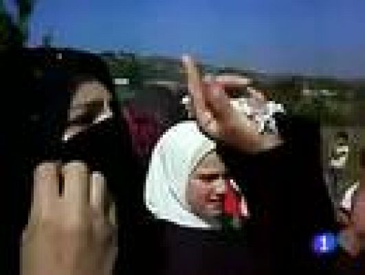  - Cientos de sirios huyen a Turquía