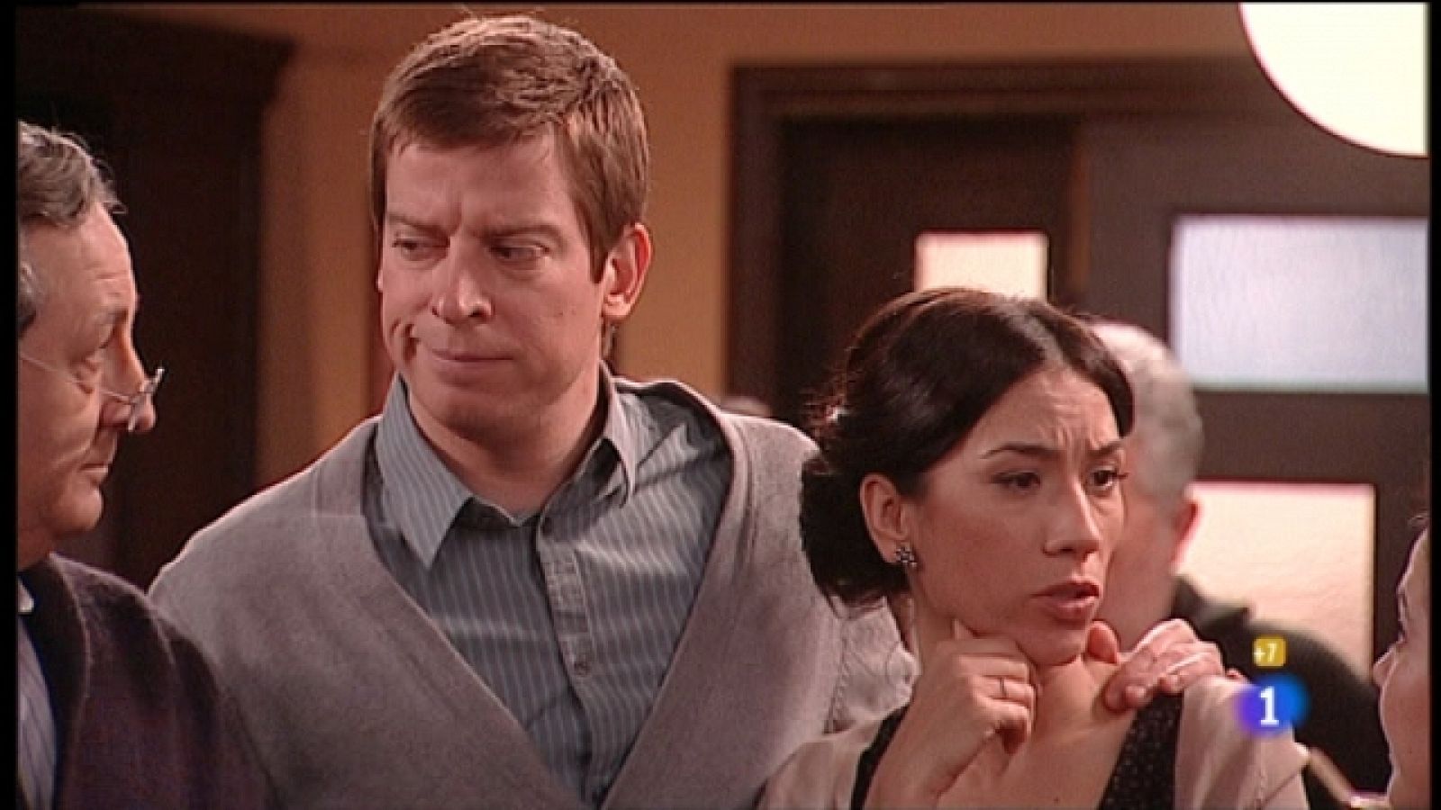 Amar en tiempos revueltos - T6 - Capítulo 197 - Benita comienza a difundir la noticia de una posible boda de Adelina en Málaga - Ver ahora