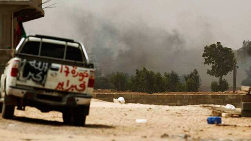 Miles de tropas leales al líder libio Muamar Gadafi han avanzado hacia la principal ciudad rebelde del oeste del país, Misrata, a la que han atacado desde tres frentes en una ofensiva que se ha cobrado la vida de doce insurgentes