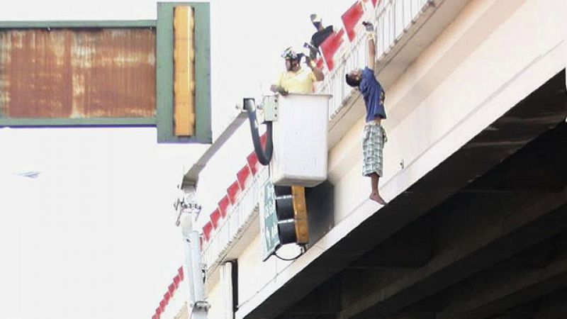 Colgados de un puente por el narco mexicano 