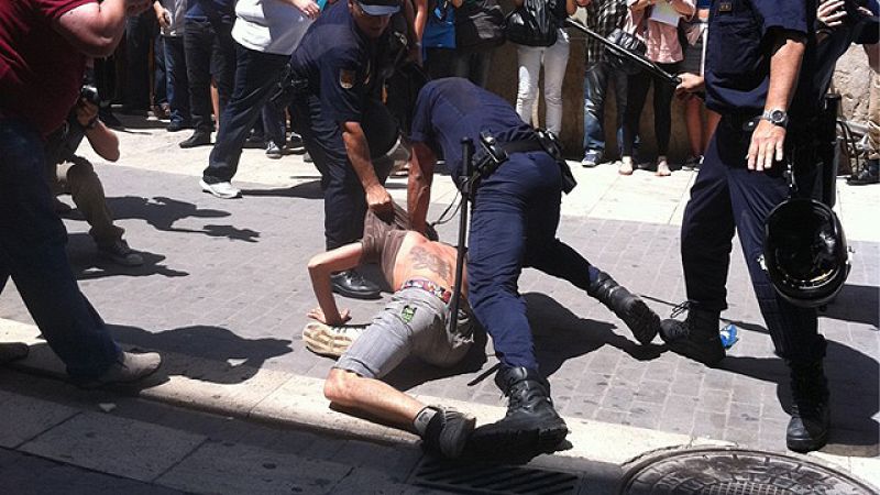 La policía carga contra los indignados del 15M concentrados frente a las Cortes valencianas