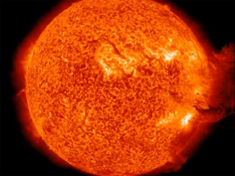  Una nueva explosión solar de grandes dimensiones ha sido captada por el Observatorio Solar Dinámico de la NASA. De acuerdo a la NASA, la explosión llegó tras una tormenta solar menor y una espectacular expulsión de masa con forma de hongo, que al c