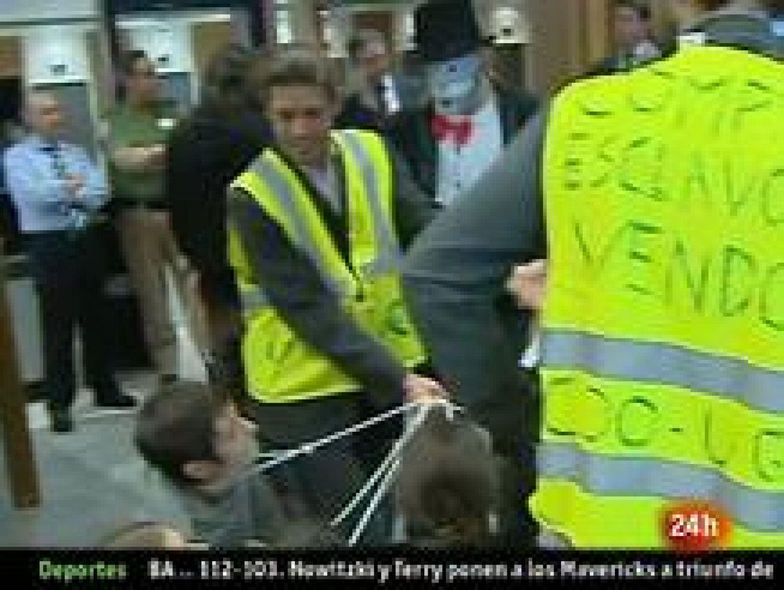 Cerca de 40 jóvenes "indignados" protestan contra la postura de la CEOE en la negociación colectiva | Ver