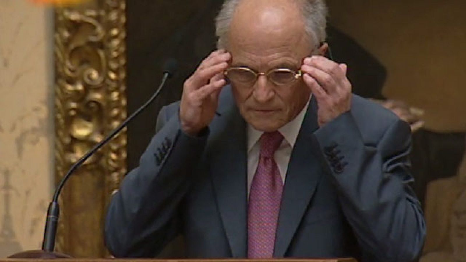 El pintor Antonio López recibe el Premio Velázquez de las Artes Plásticas en 2006 de manos de los príncipes de Asturias en un acto celebrado en el Museo del Prado. Noticia emitida en el Telediario 1 el 26 de junio de 2006.