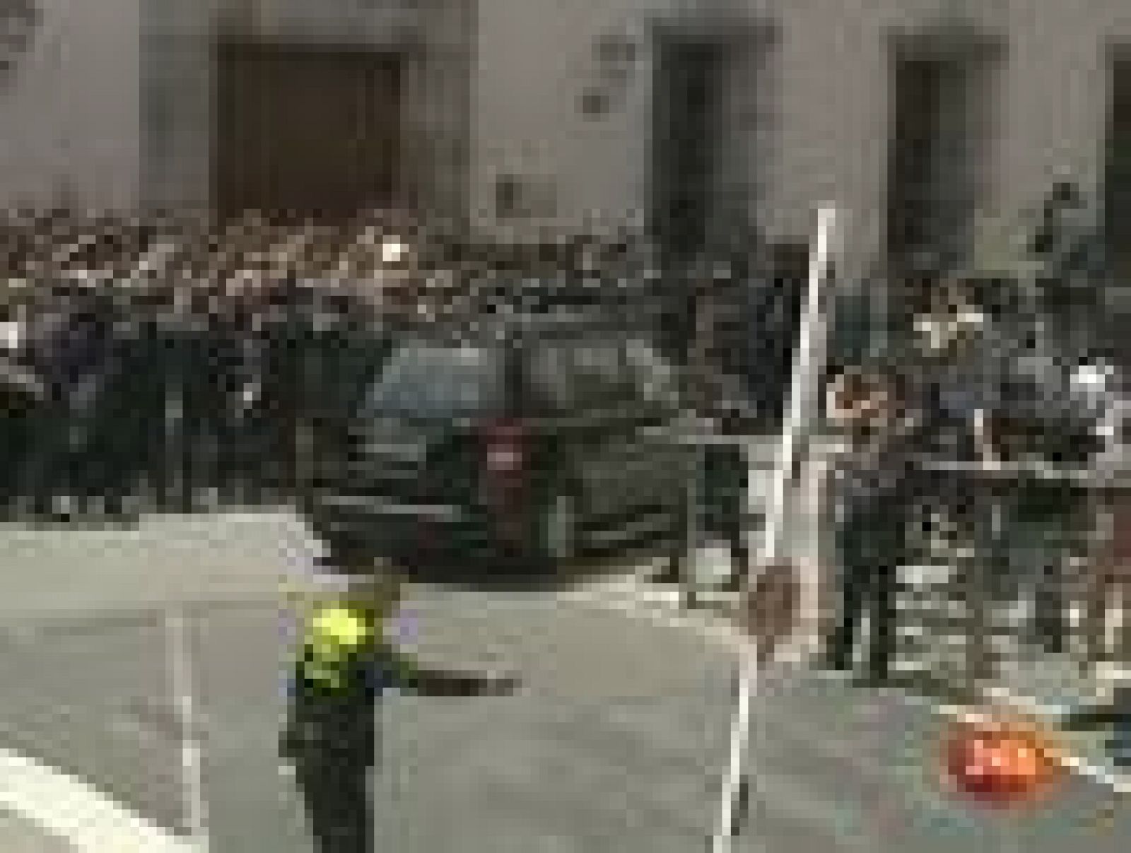   Un grupo de participantes del Movimiento15-M se han manifestado frente al Ayuntamiento de Madrid durante la toma de posesión de Alberto Ruiz Gallardón y han tenido que ser desalojados por la Policía