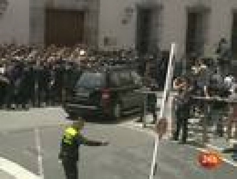   Un grupo de participantes del Movimiento15-M se han manifestado frente al Ayuntamiento de Madrid durante la toma de posesión de Alberto Ruiz Gallardón y han tenido que ser desalojados por la Policía